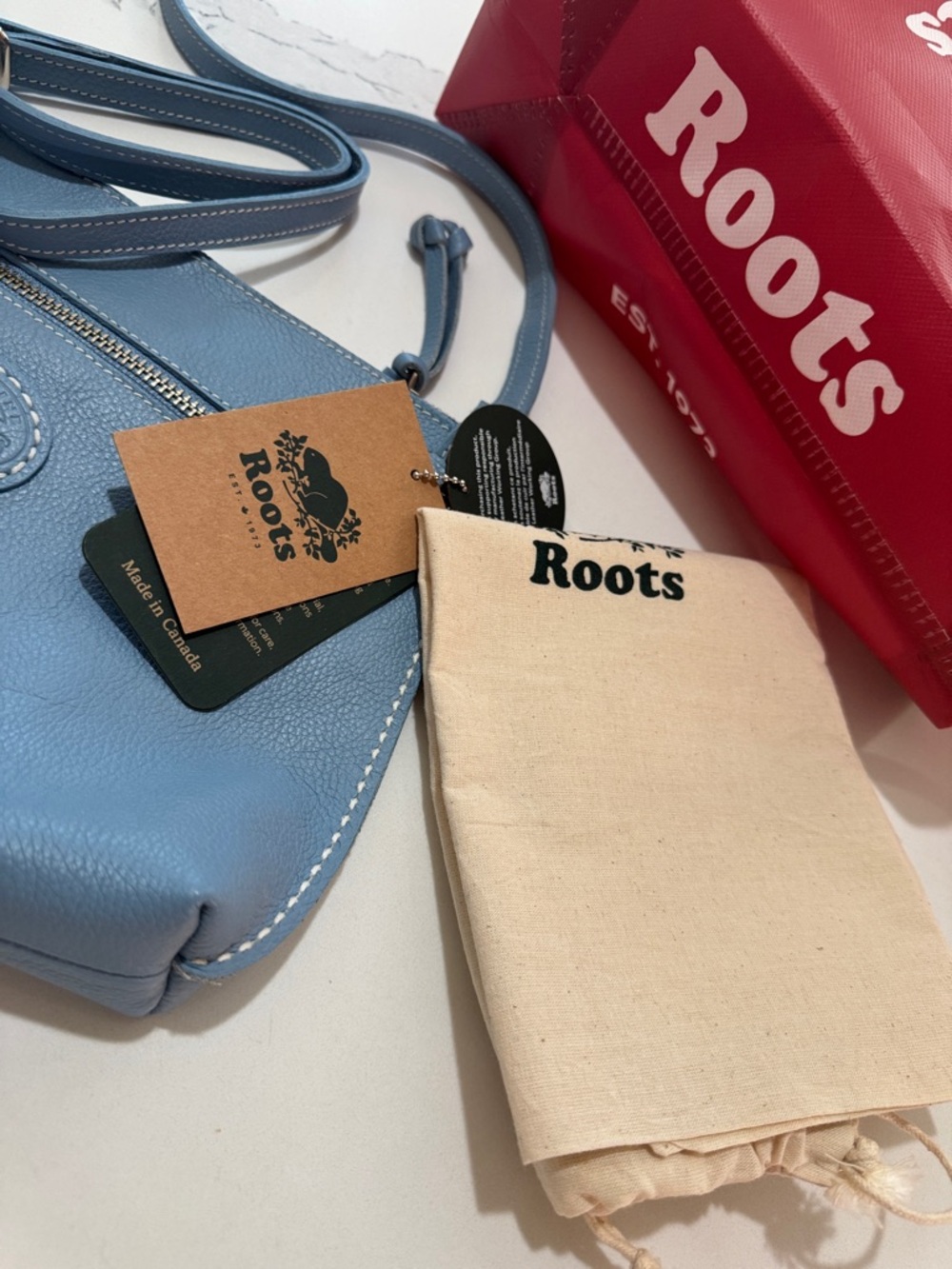 🆕 ROOTS Blue Leather Crossbody Bag with Front Zip - Picture 10 of 11